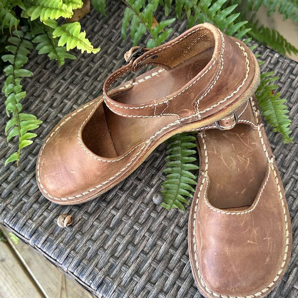 Classic Brown Leather Women's Flats - Picture 2 of 5